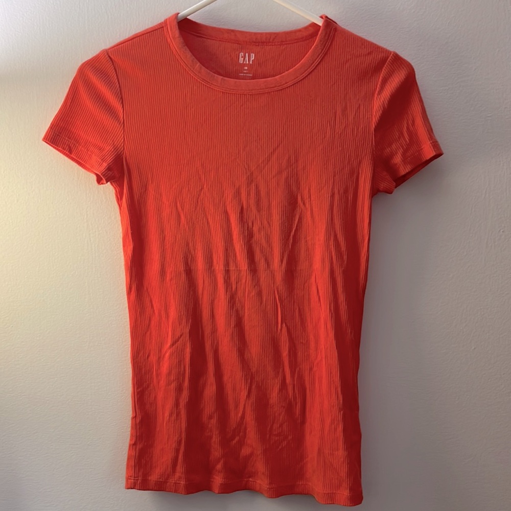 Basic ribbed tee from Gap, salmon/orange, size XS